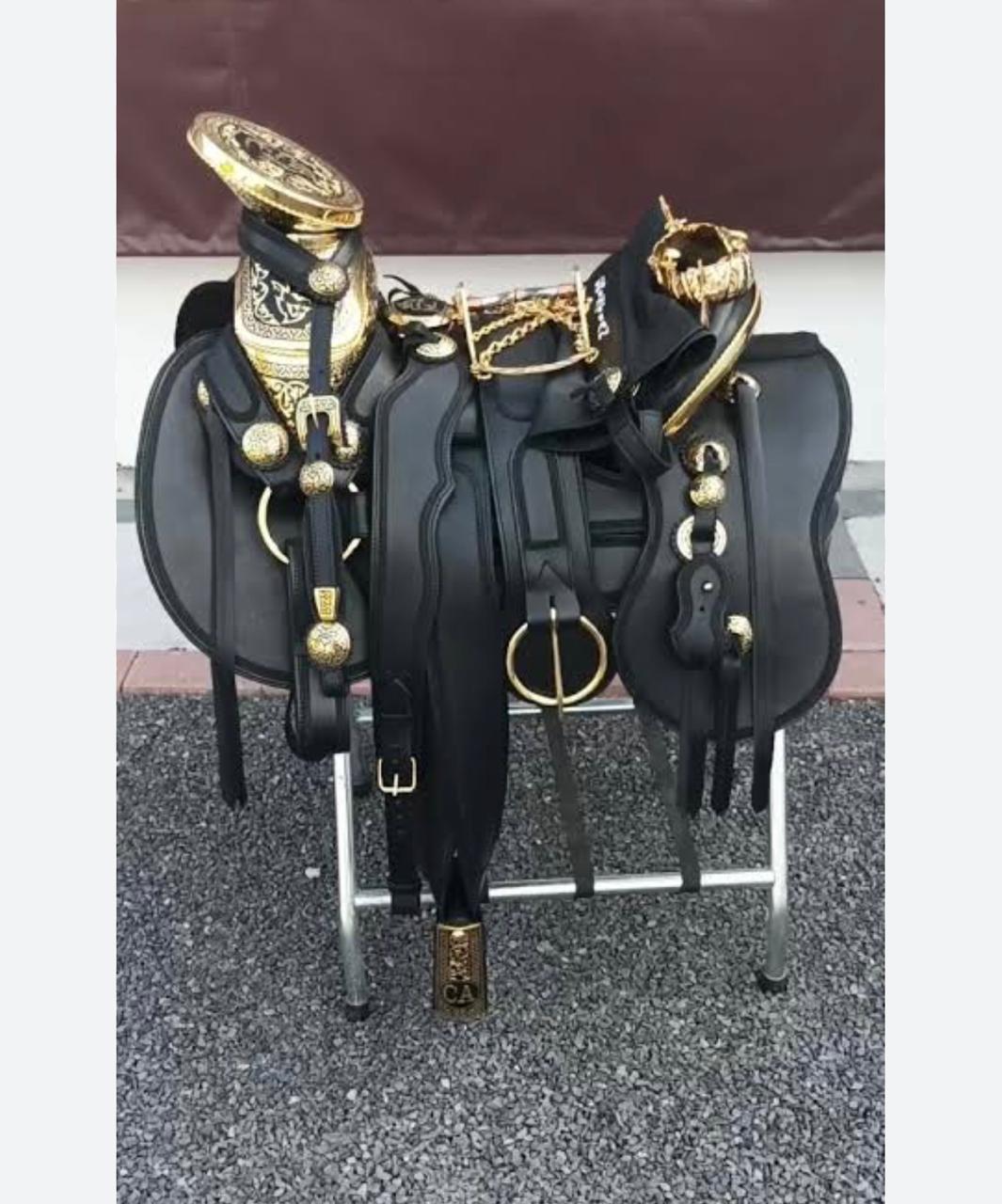 montura charra fuste de acero baño de oro de 24 kilates personalizada